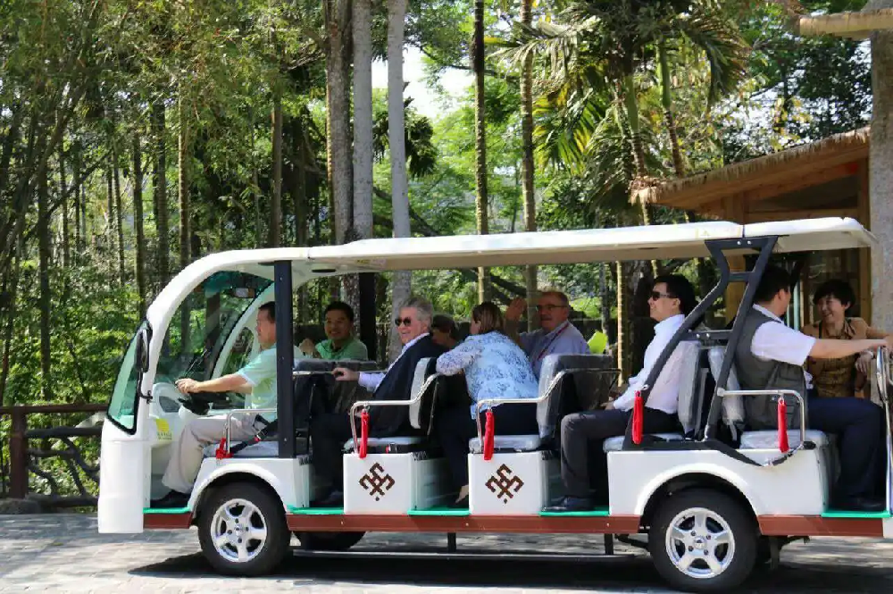 Correct water replenishment method for battery of electric sightseeing vehicle